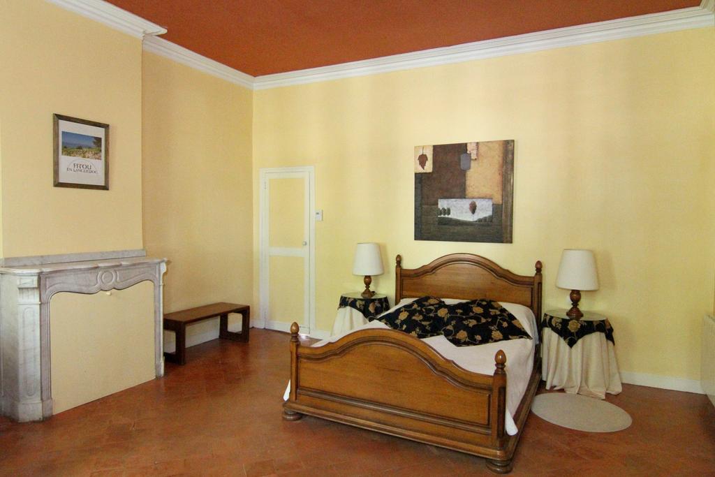 Les Volets Bleus Bed and Breakfast Sallèles-dʼAude Δωμάτιο φωτογραφία
